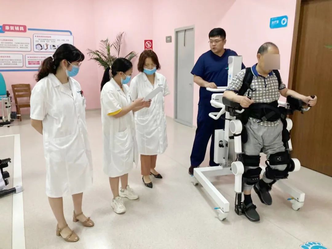 绵阳顾连老年医院许爷爷患者正在使用外骨骼机器人训练下肢肌力