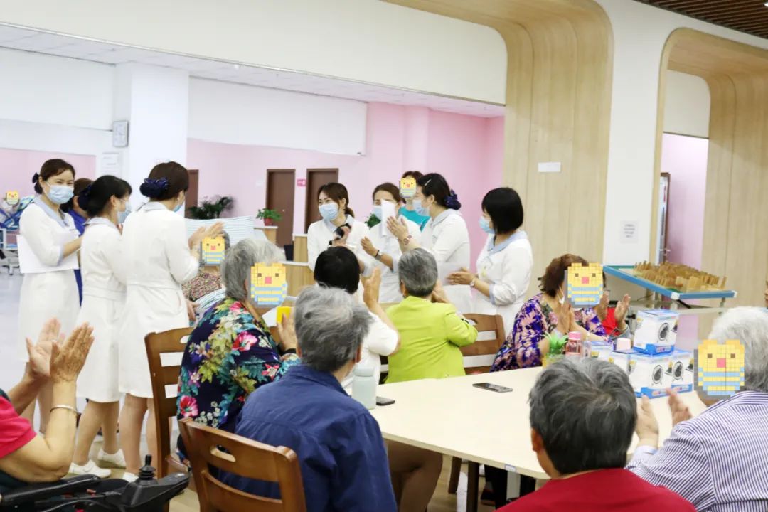 组织老年人开展院内集体活动，缓解焦虑情绪