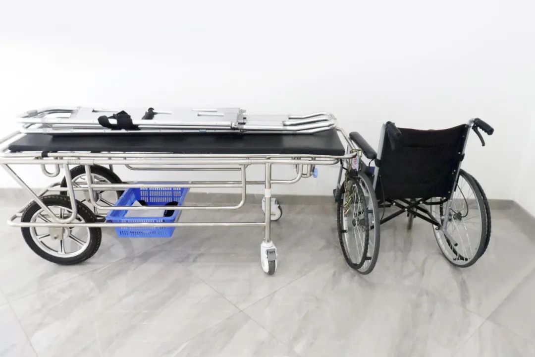 绵阳顾连老年医院提供平车和轮椅