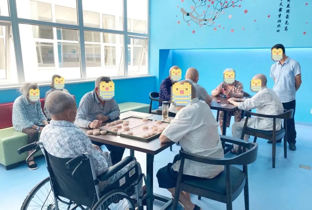 建立老年活动中心，丰富老人住院生活