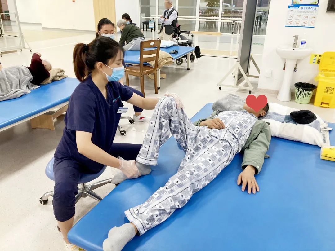 绵阳顾连老年医院康复治疗师为住院患者做下肢关节活动训练