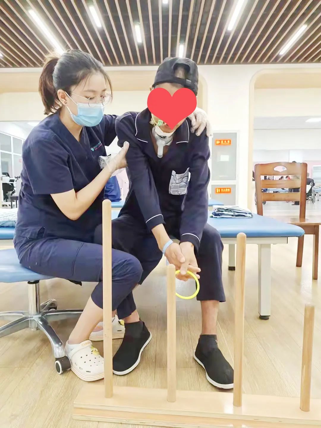 绵阳顾连老年医院康复治疗师为住院患者做坐位平衡训练