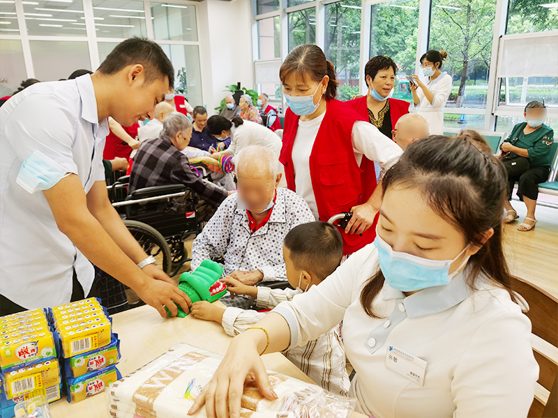 为绵阳顾连老年医院老人发放礼品